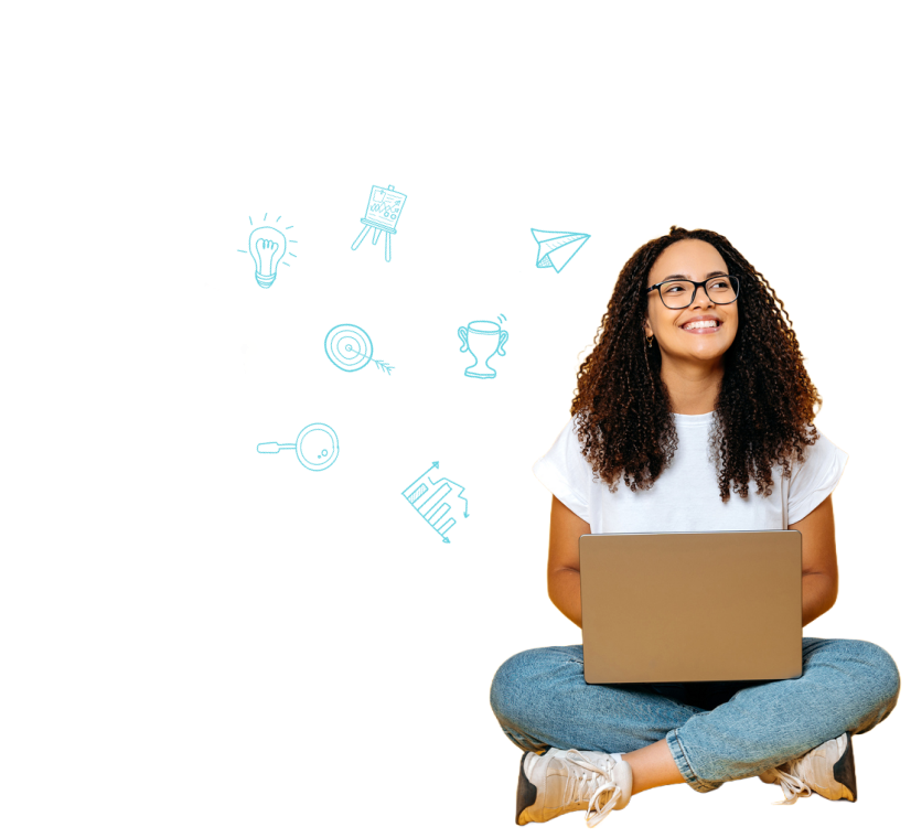 Una joven con cabello rizado sonríe mientras utiliza una laptop que tiene sobre su regazo. Lleva gafas, una camiseta blanca y jeans. Está rodeada por garabatos coloridos que simbolizan la creatividad e ideas.
