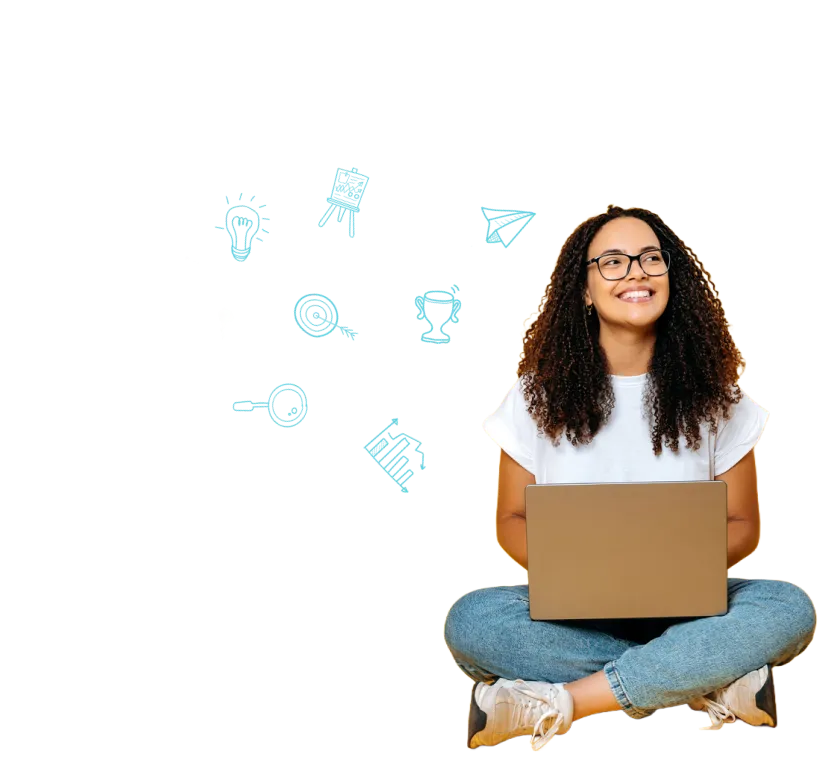 Una joven con cabello rizado sonríe mientras utiliza una laptop que tiene sobre su regazo. Lleva gafas, una camiseta blanca y jeans. Está rodeada por garabatos coloridos que simbolizan la creatividad e ideas.