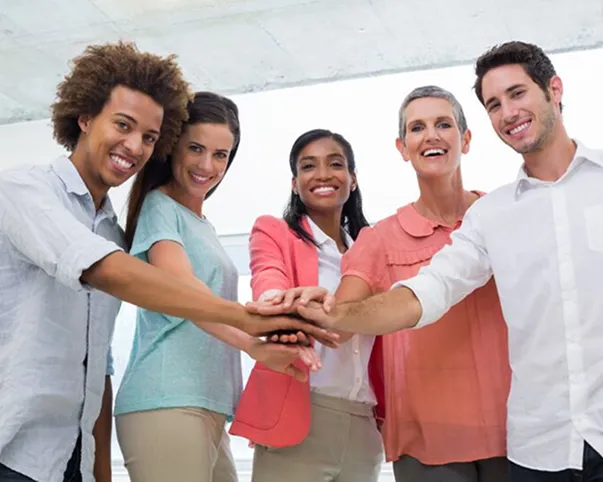 Equipo diverso trabajando juntos