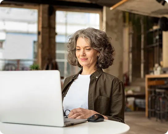 Persona mayor trabajando con laptop